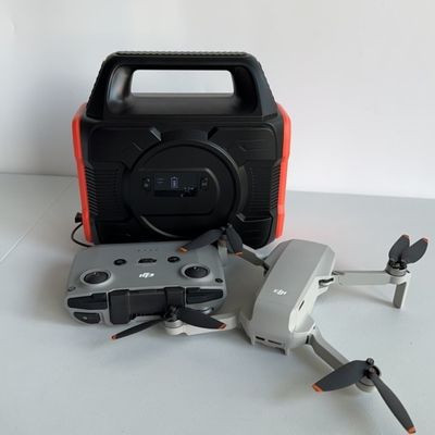 Dışarıda kamp yapmak ve drone şarj etmek için geri dönüştürülebilir 300W büyük kapasiteli taşınabilir jeneratör