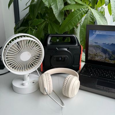 Yüksek Güçlü 300W Balkon RV Enerji Depolama Jeneratörü LED Işıklı Mobil Güç AC Çıktısı S3