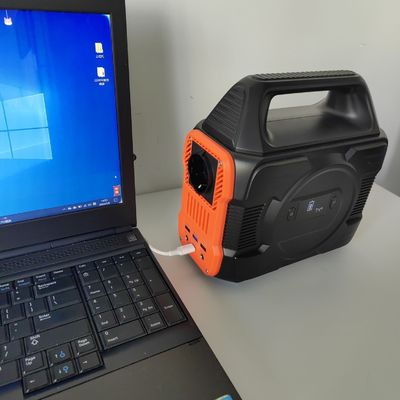 MPPT teknolojisi ve USB çıkışı ile 300W taşınabilir güneş jeneratörü