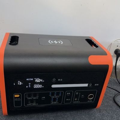 AT22 220V çıkışlı ve güneş enerjisi depolama jeneratörü olan açık hava taşınabilir enerji istasyonu