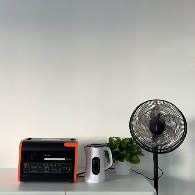 AT22 220V çıkışlı ve güneş enerjisi depolama jeneratörü olan açık hava taşınabilir enerji istasyonu