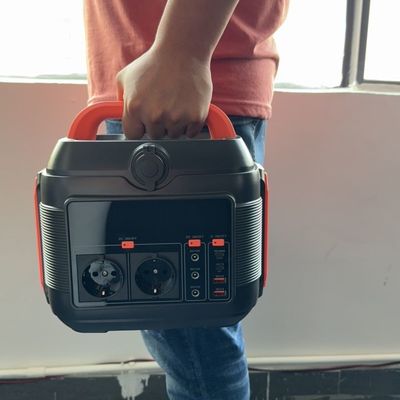 C Tipi USB DC AC Çıkışlı 600W Taşınabilir Güneş Jeneratörü Mobil Elektrik İstasyonu MPPT