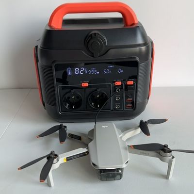 Dışarıda Taşınabilir 600W Güneş Enerji Santrali Bizimle AC Soket ve Özelleştirilebilir Renk