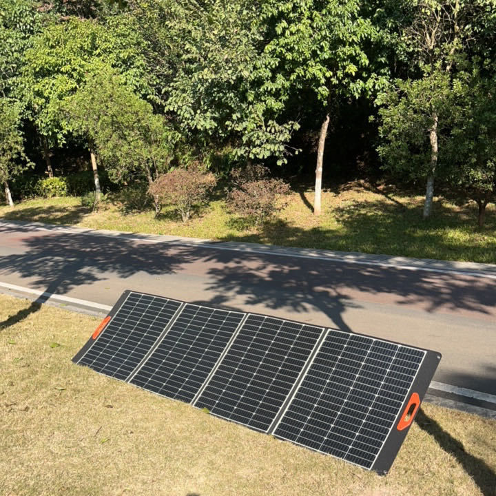 22.8% dönüşüm verimliliği ve açık hava RV gezileri için katlanabilir 200W güneş panelleri