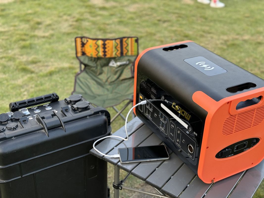 Kompakt 2200W Taşınabilir Güneş Enerjisi Depolama Elektrik Santrali İsteğinize göre özelleştirme