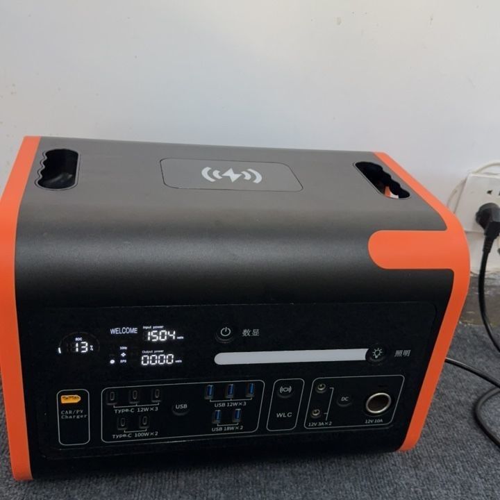 AT22 220V çıkışlı ve güneş enerjisi depolama jeneratörü olan açık hava taşınabilir enerji istasyonu